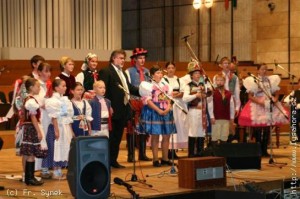 Marek Čáp (na obrázku druhý zprava) zpíval na slavnostím koncertě Zpěváčků a Sláviků v Bratislavě